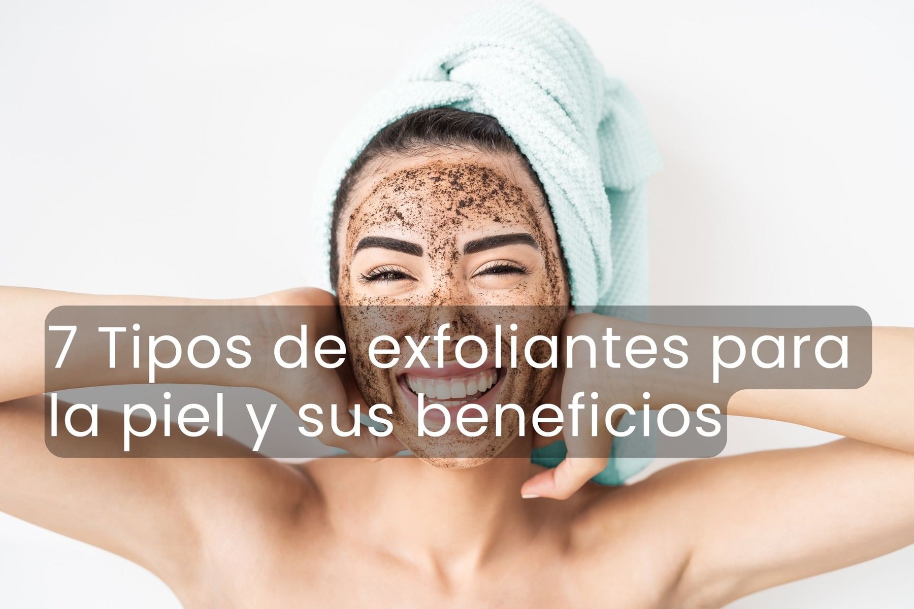 Mujer con exfoliante facial en el rostro