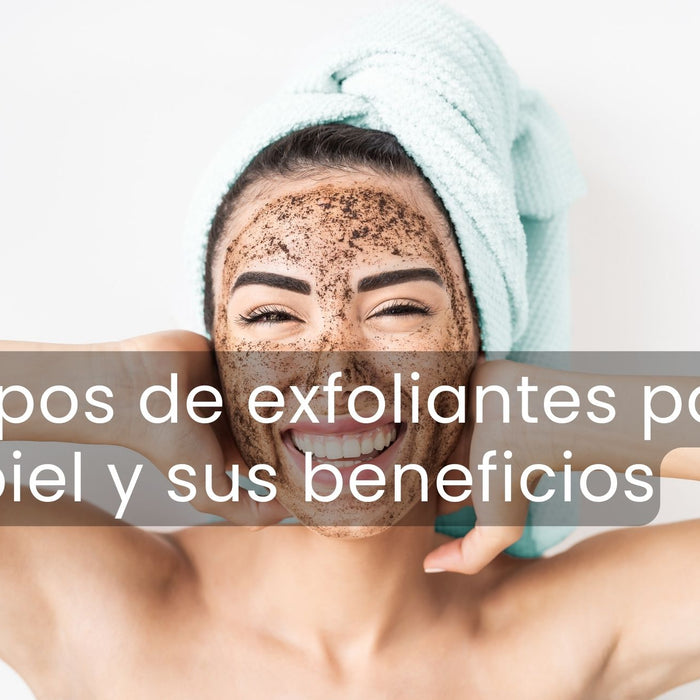 Mujer con exfoliante facial en el rostro