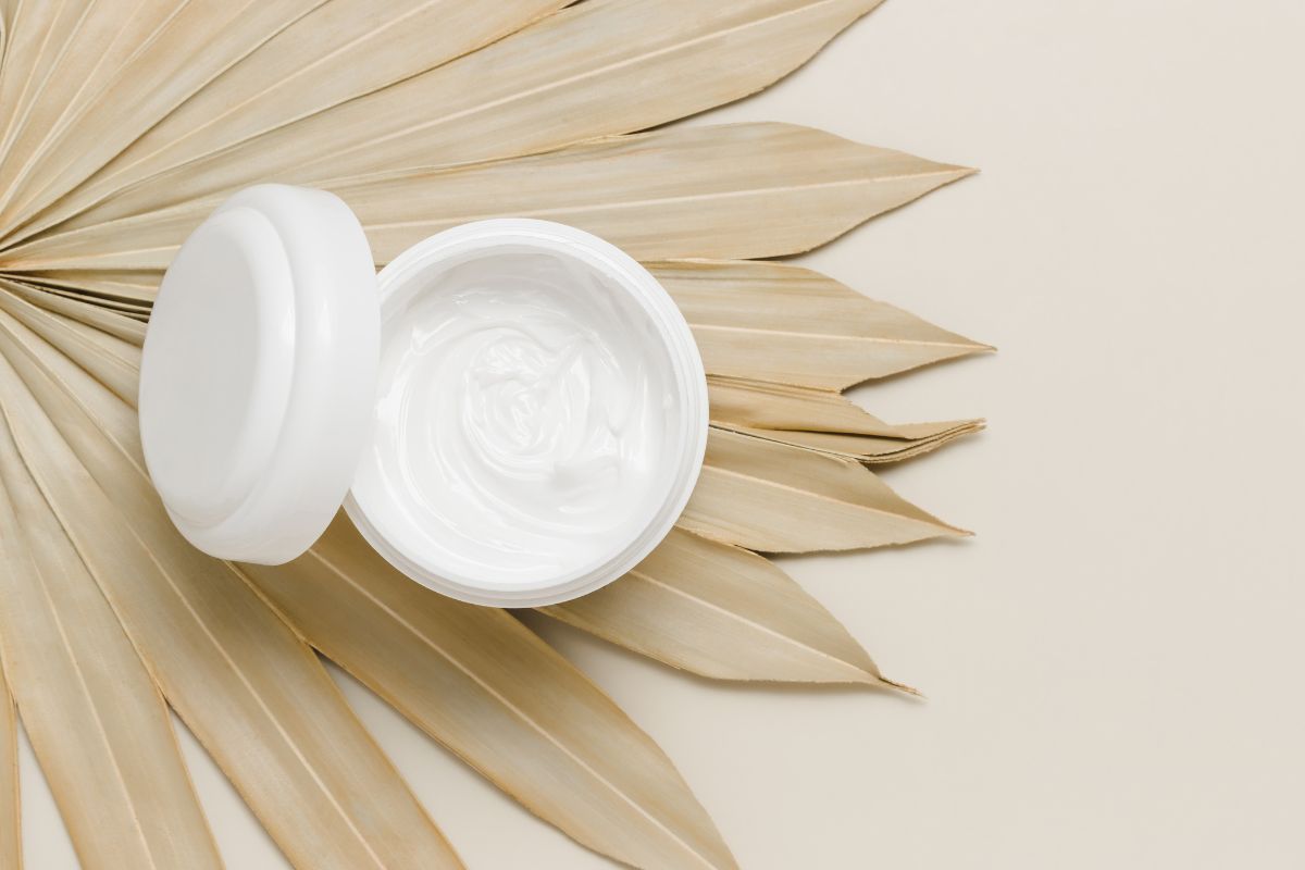 Tarro grande con crema corporal de calidad profesional