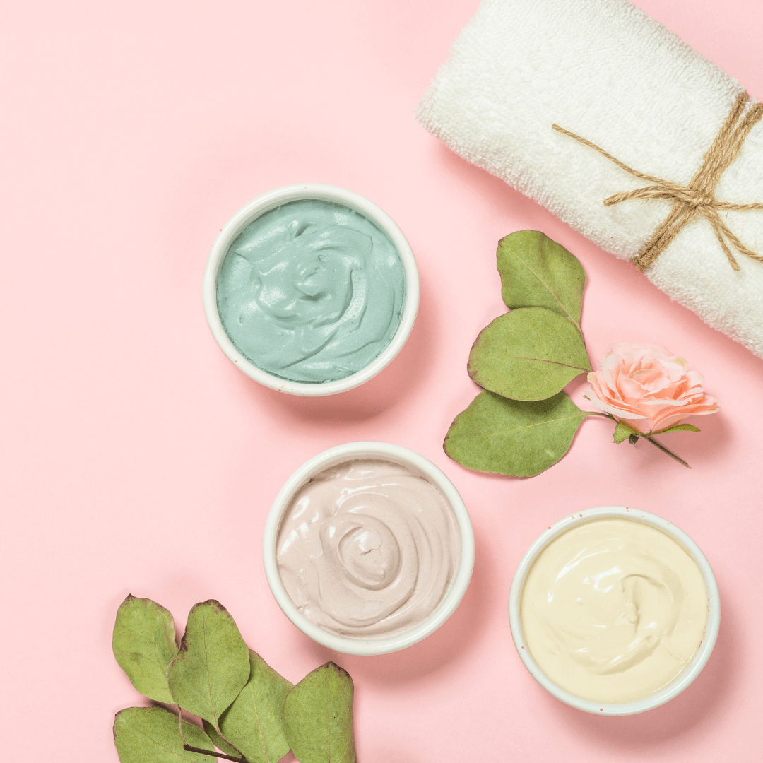 tres tazones con mascarilla facial de tres colores diferentes