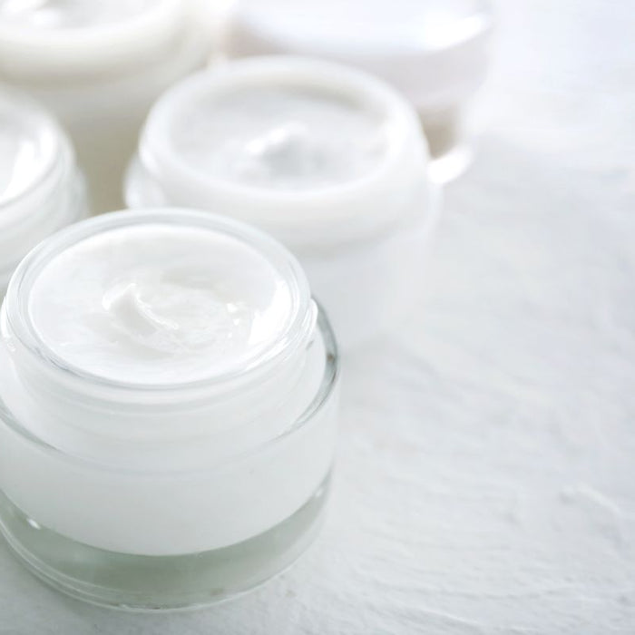 Tarros con la crema corporal intensiva hecha en casa