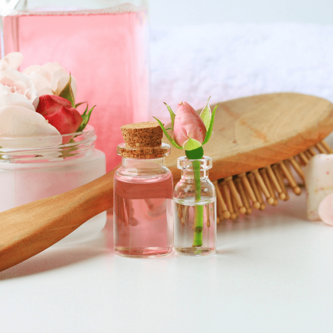 Imagen de dos frascos con shampoo de rosas y un peine