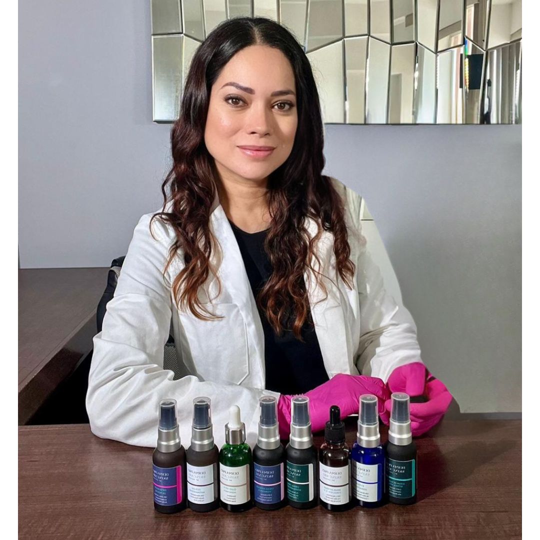 Karina con sueros dermatologicos AKCARE